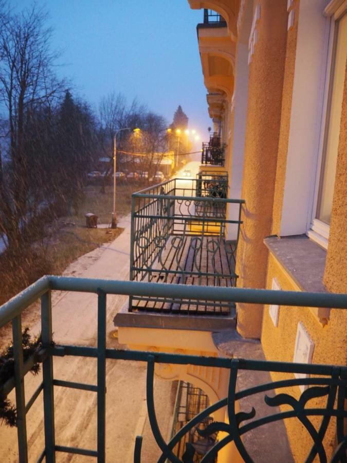 Balconies Above Colonnade Apartment Mariánské Lázně Екстериор снимка